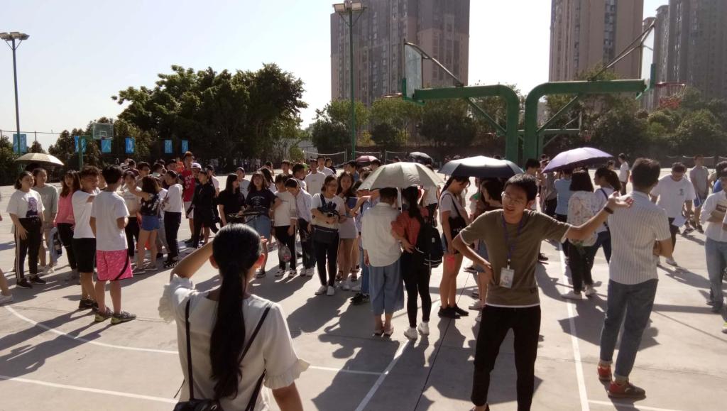 组织学生疏散到篮球场