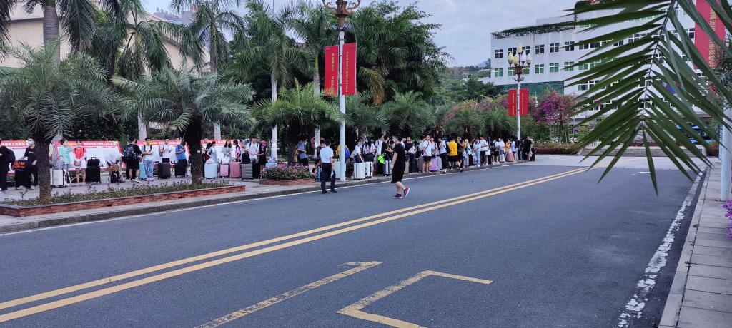 放假返乡回家学生有序排队乘车