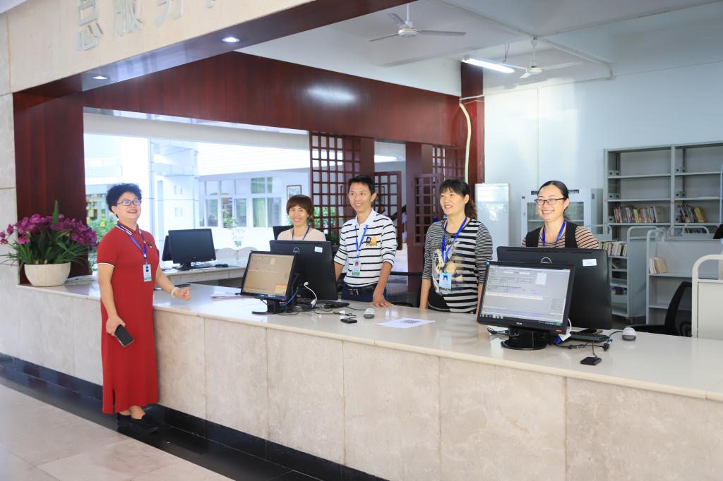 图书馆全天开放,为学生营造良好的学习氛围