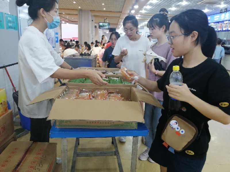 学校各食堂为学生分发免费月饼