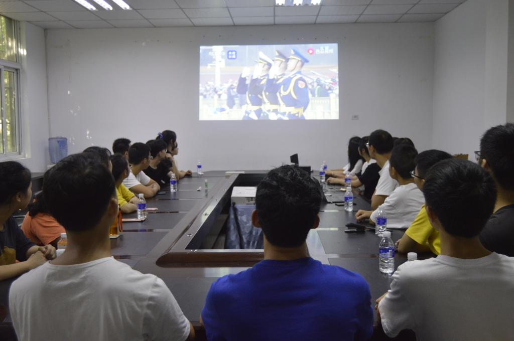 生化学院组织学生观看升旗仪式