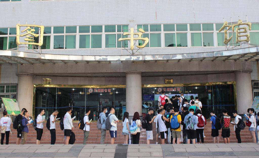 学生排队进入图书馆看书