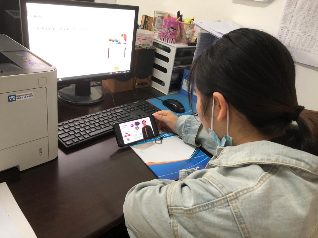 教师收看“开学第一课”