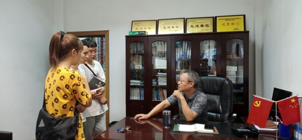 学生会为学生关心的食堂问题向负责老师了解情况