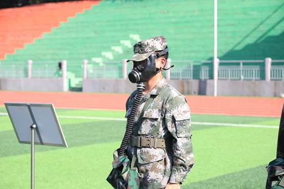 图片包含 草, 人, 户外, 男人描述已自动生成