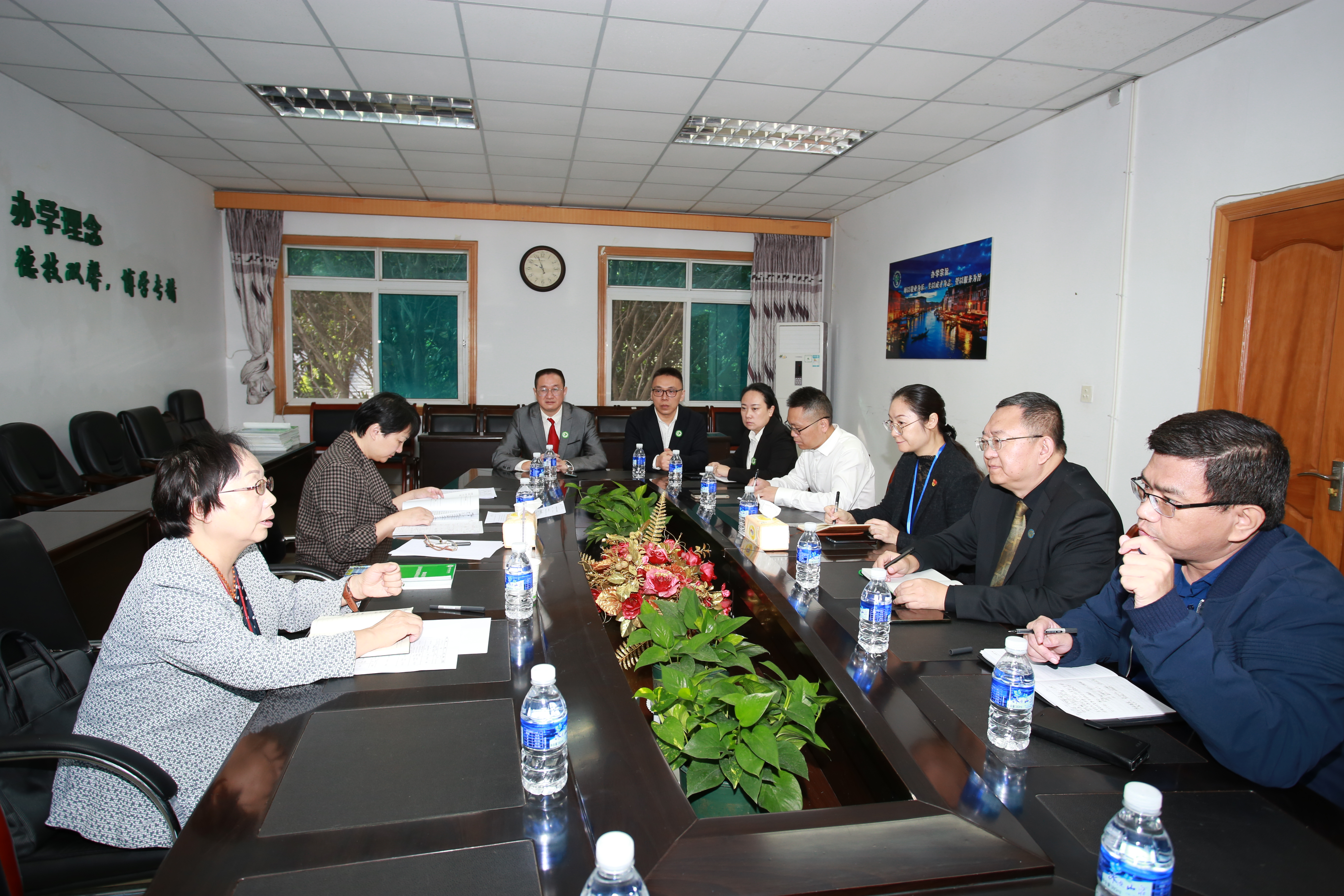 专家与基础医学院教学管理人员深入交流