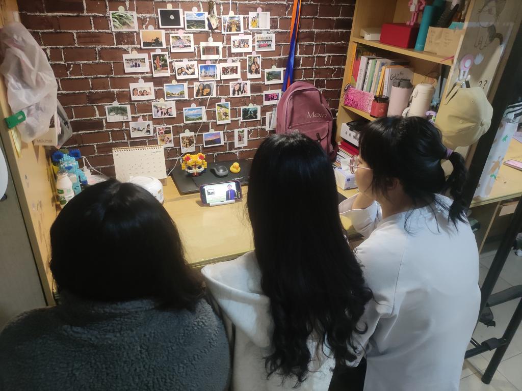 学生收看“开学第一课”