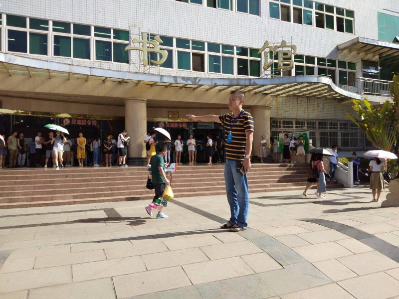 教师在图书馆组织学生疏散