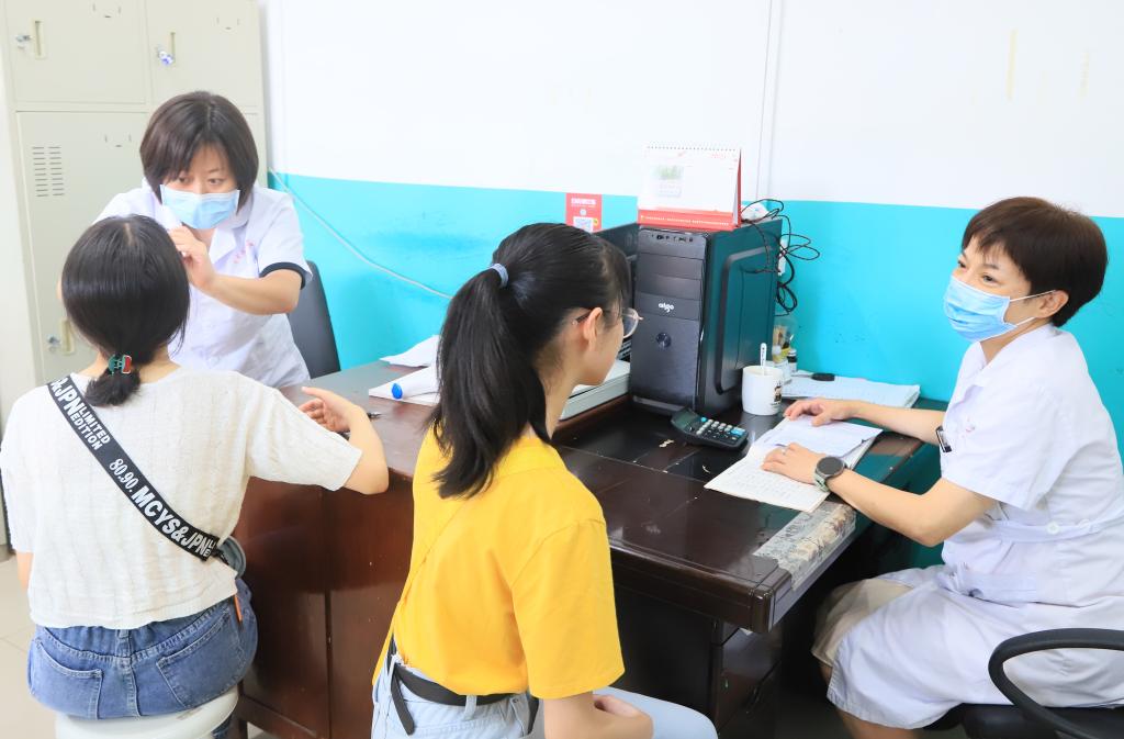 校医院全天为学生服务