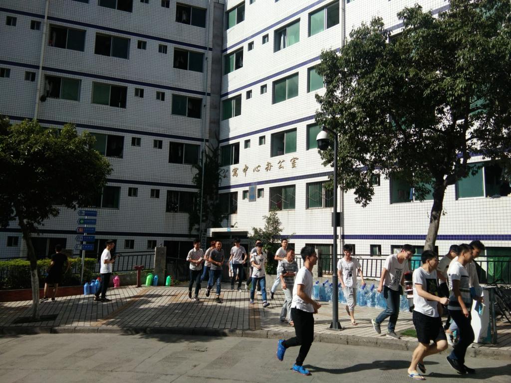 学生从寝室紧急疏散